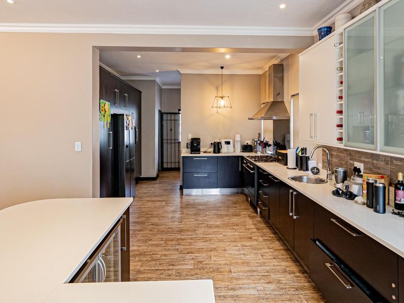 4-Bedroom Family Home with Private Pool & Full Backup Power - Photo 10