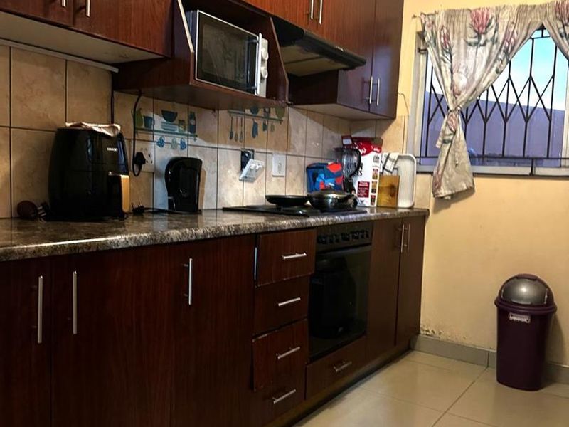 Spacious 3-Bedroom Home in Brackenham Complex - Photo 4