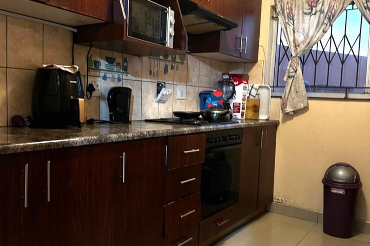 Spacious 3-Bedroom Home in Brackenham Complex - Photo 4