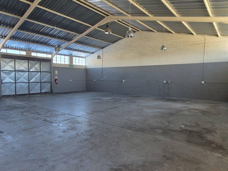 Warehouse with offices to let Southern Industrial - Photo 3