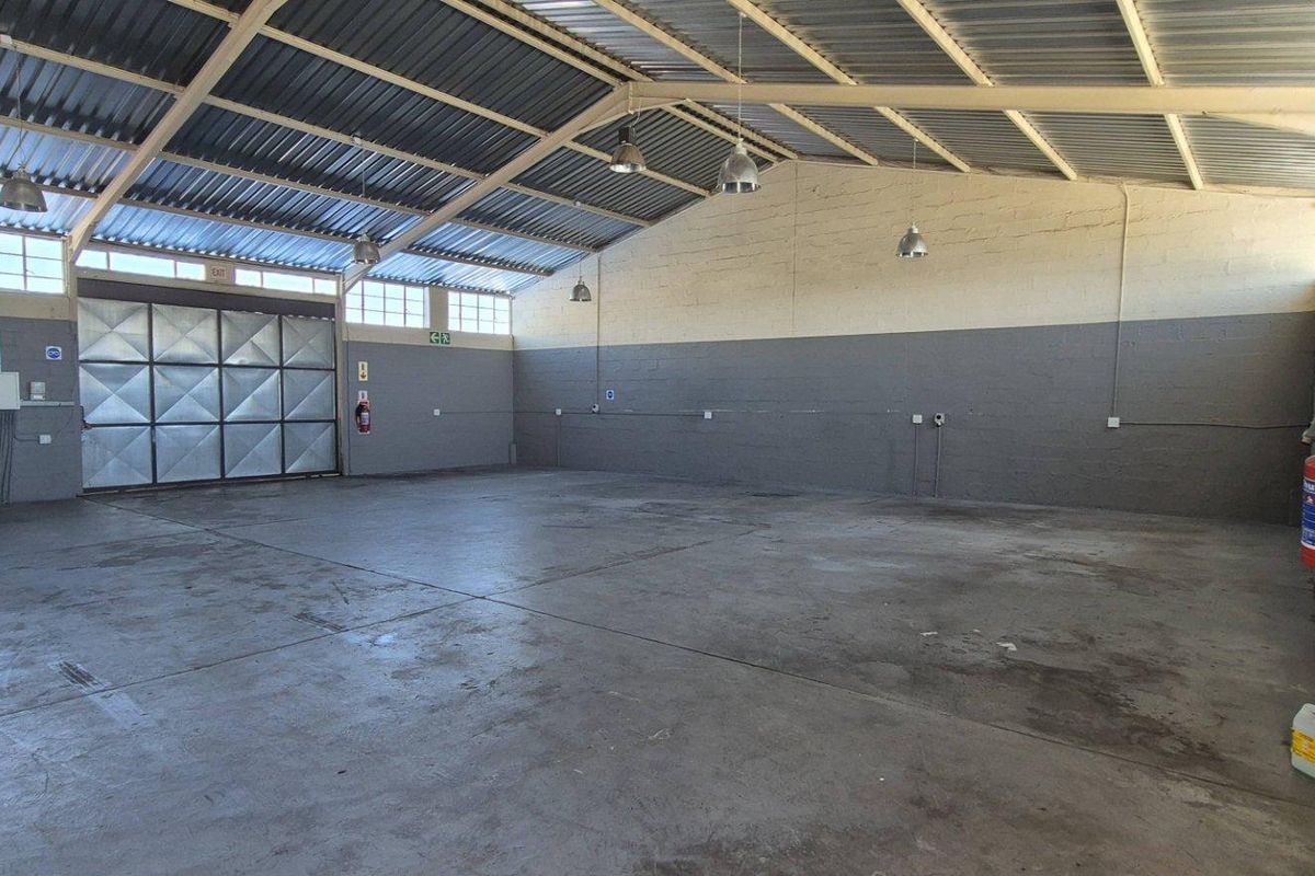 Warehouse with offices to let Southern Industrial - Photo 3