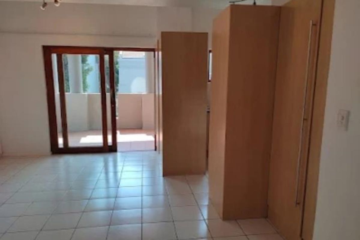 Duplex 1 bedroom loft apartment on top floor - Photo 3