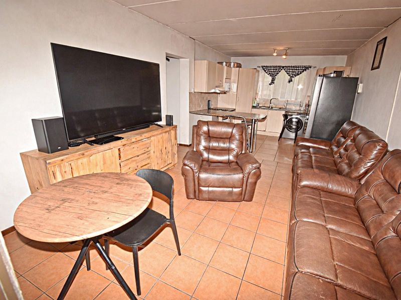 "Peaceful Living: 3-Bed Home in a Secure Complex" - Photo 3