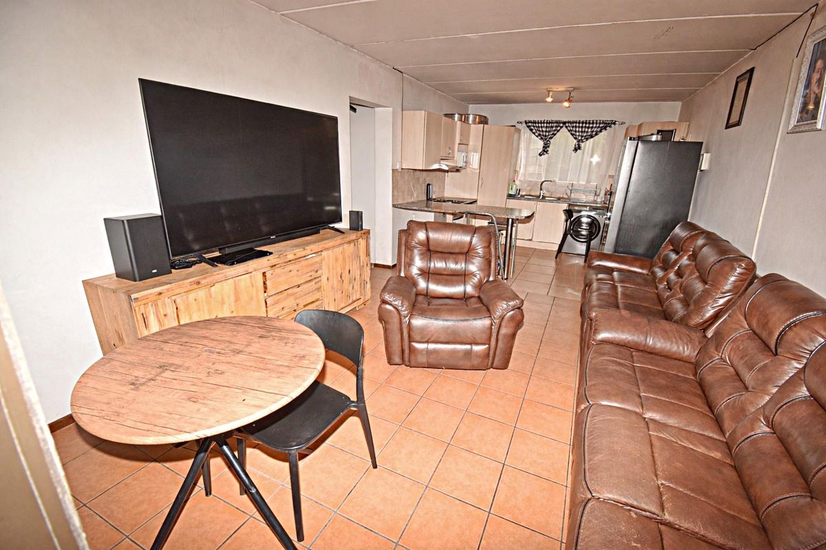 "Peaceful Living: 3-Bed Home in a Secure Complex" - Photo 3