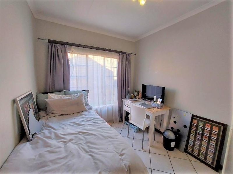 Townhouse for sale in a secured estate. - Photo 8