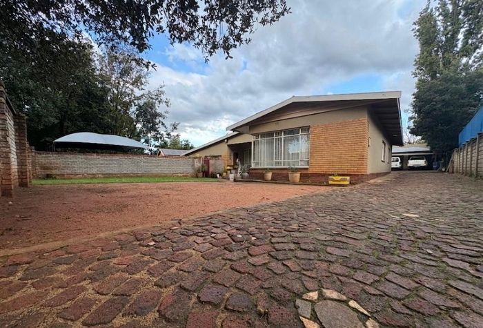 Property #2488450, House For Sale in Rothdene