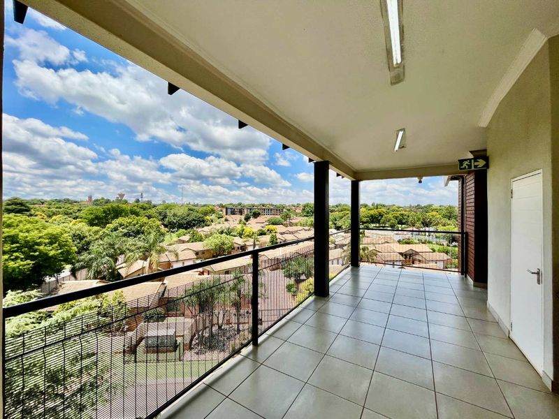 Centrally Located Modern 3‐Bed Apartment – Move‐In Ready & Investment Opportunity! - Photo 3