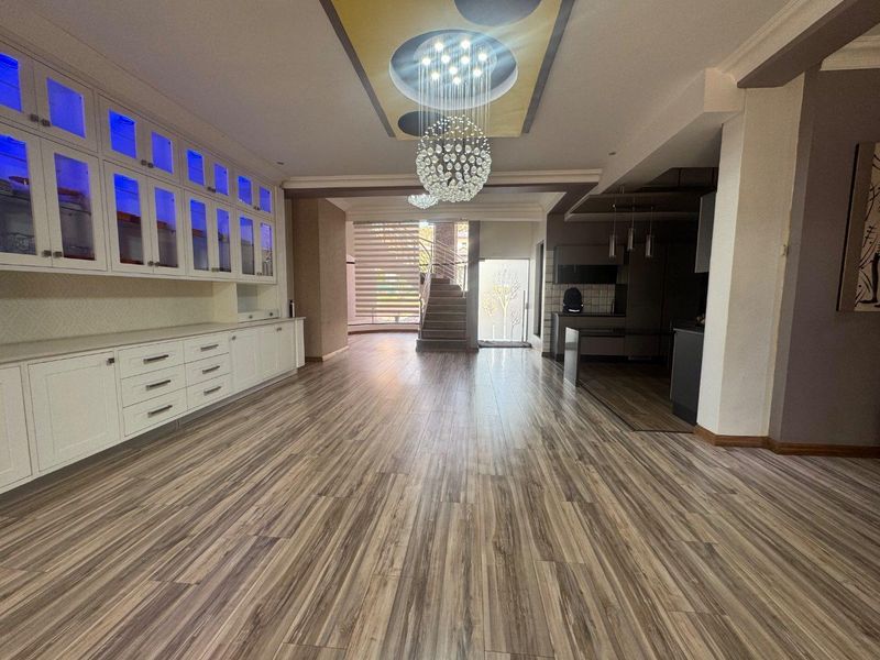 Elegant 6 Bedroom Double Storey Home With Cinema Room & Luxury Features - Photo 9