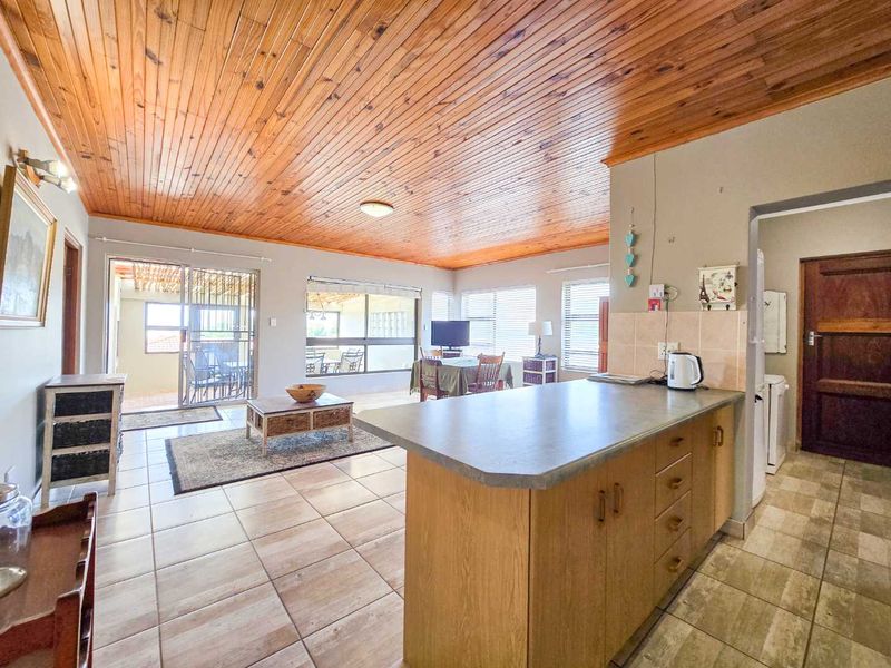 Neat family home for sale in Stilbaai-Wes. - Photo 9