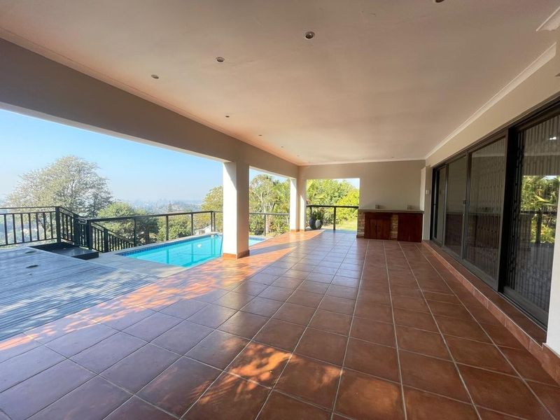 Family Home with Exceptional Entertainment Area - Photo 3