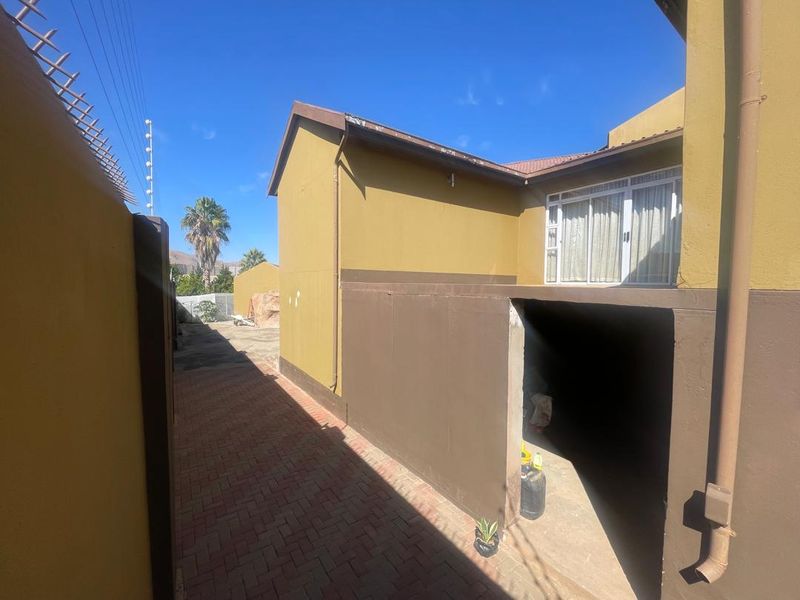 FOR SALE- HOUSE WITH 8 BEDROOMS IN OLYMPIA , WINDHOEK, NAMIBIA, IDEAL FOR EMBASSIES - Photo 5