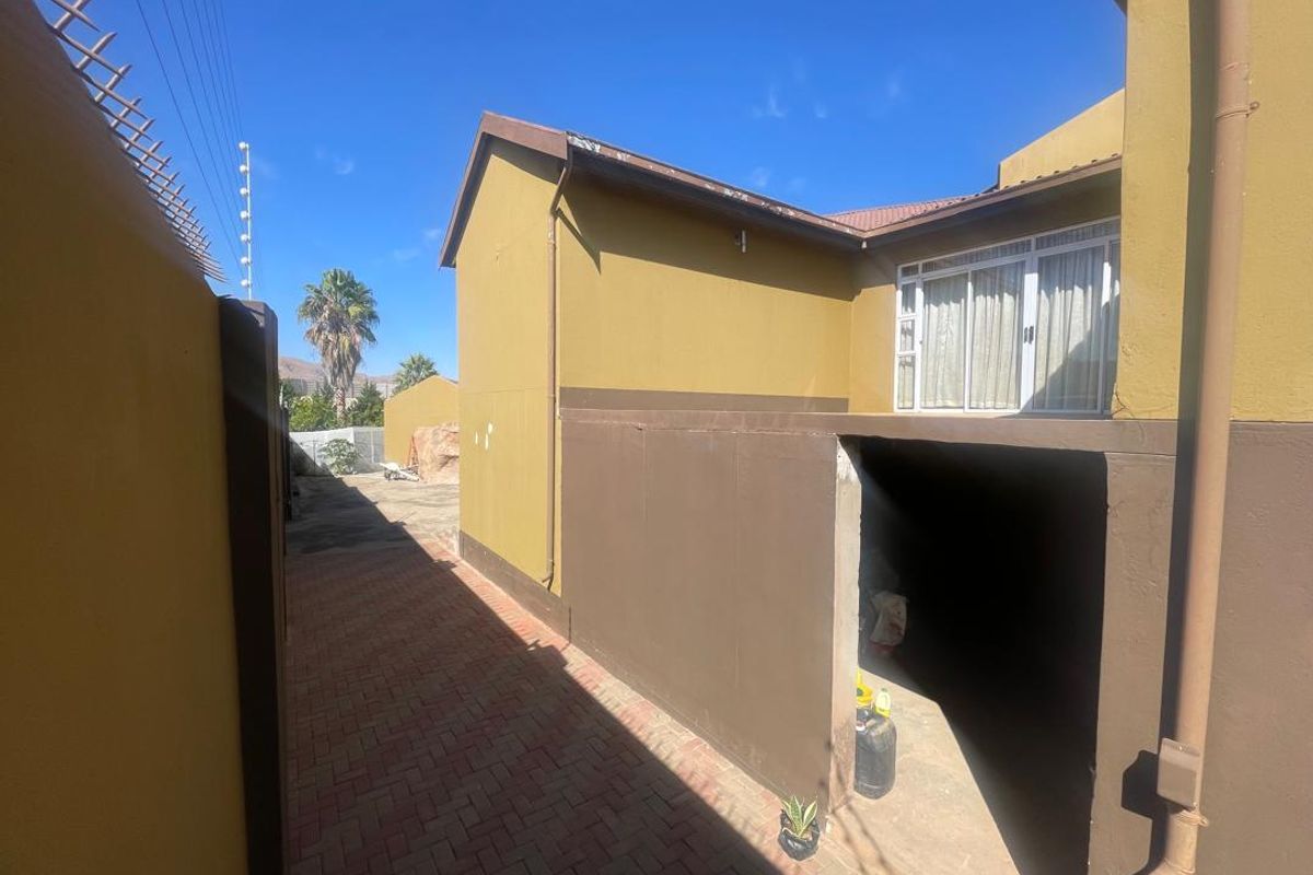 FOR SALE- HOUSE WITH 8 BEDROOMS IN OLYMPIA , WINDHOEK, NAMIBIA, IDEAL FOR EMBASSIES - Photo 5