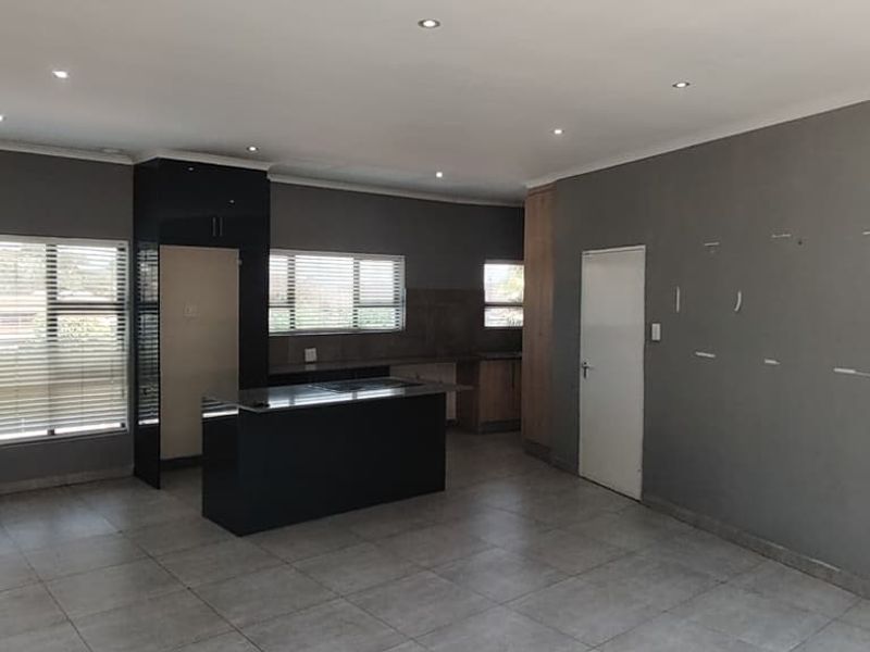 SPACIOUS  MODERN 3 BEDROOM 2 BATHROOM FIRST FLOOR  UNIT - Photo 7