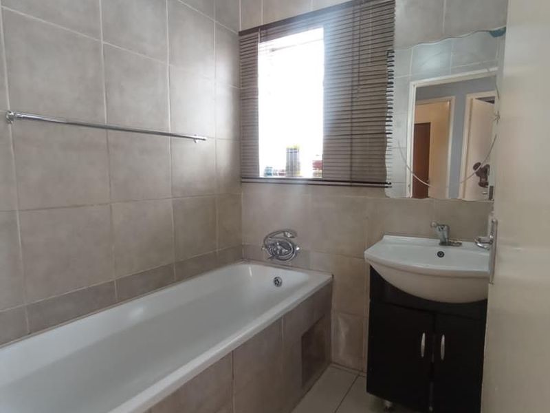 3 Bedroom House for Sale in Nkwe Estate - Photo 8