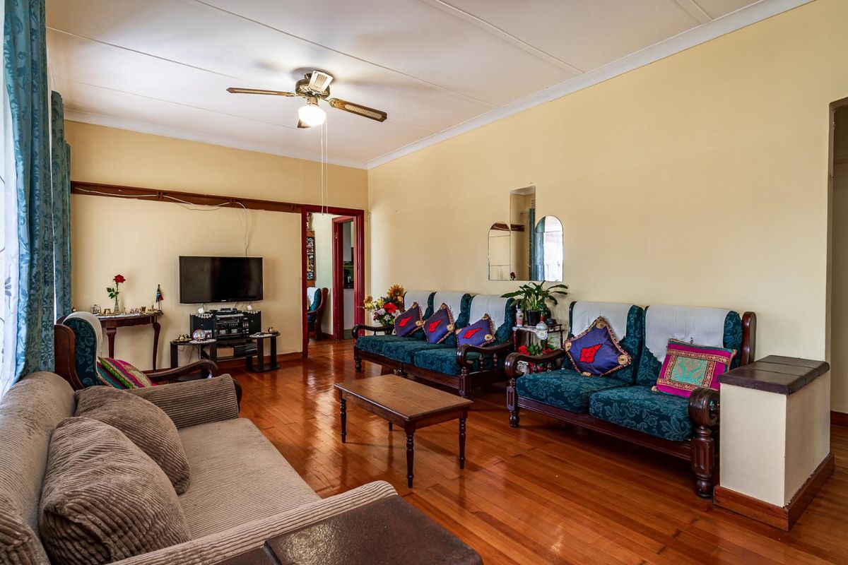 Don't miss out on this spacious, freestanding family home! - Photo 5