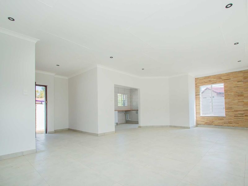 Spacious Fairfield Estate Home on 850m2 with Private Garden - Photo 3