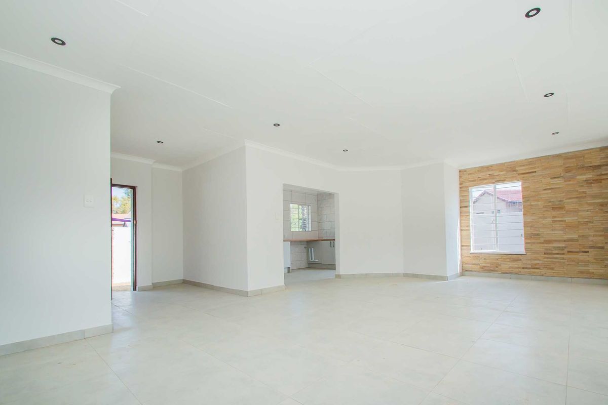 Spacious Fairfield Estate Home on 850m2 with Private Garden - Photo 3
