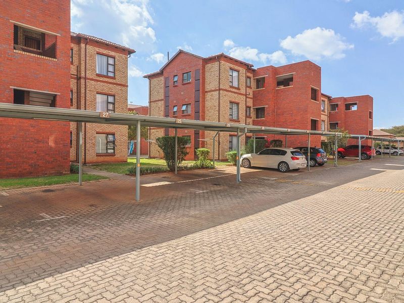 2 BEDROOM 2 BATHROOM APARTMENT WITH LOW LEVIES. - Photo 3