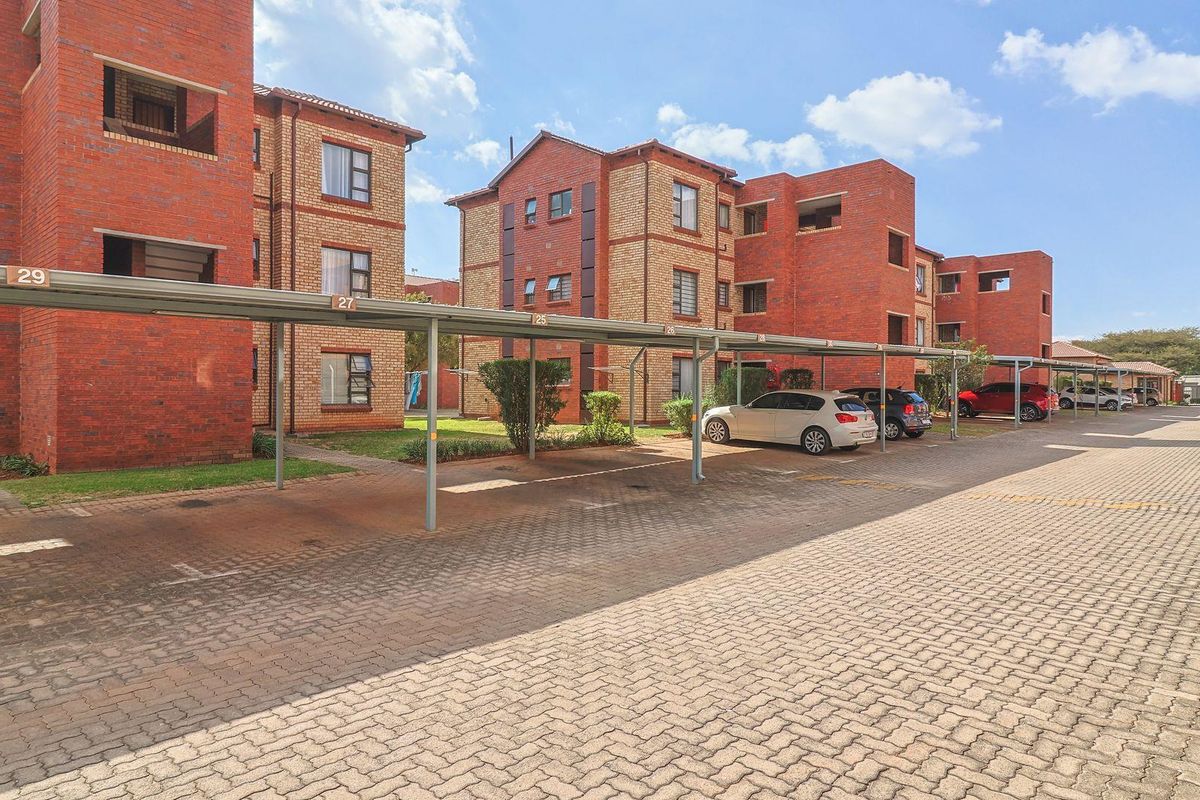 2 BEDROOM 2 BATHROOM APARTMENT WITH LOW LEVIES. - Photo 3