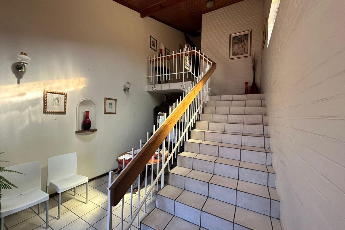 Want to live in a complex without sacrificing entertainment space? Then this one is for you! - Photo 3