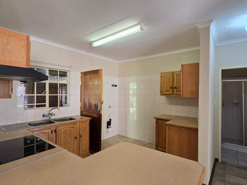 Neat and spacious 2 bedroom retirement home in secure village in Montana park - Photo 10