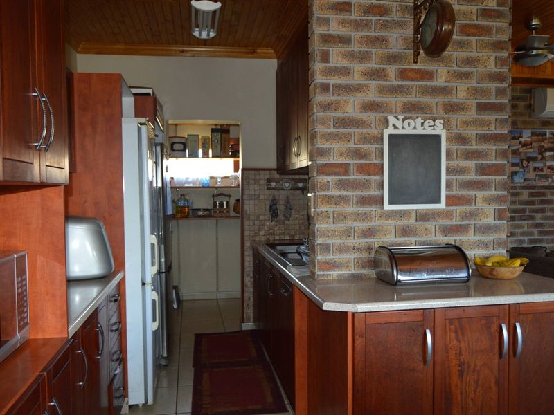 Well located family home close to Town, Hospital and School perfect for the extended family or for home office - Photo 4
