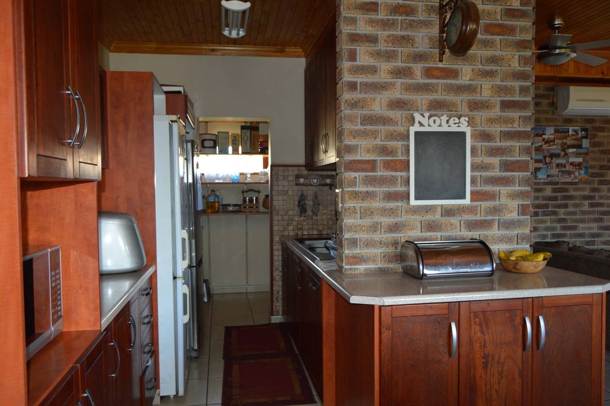 Well located family home close to Town, Hospital and School perfect for the extended family or for home office - Photo 4
