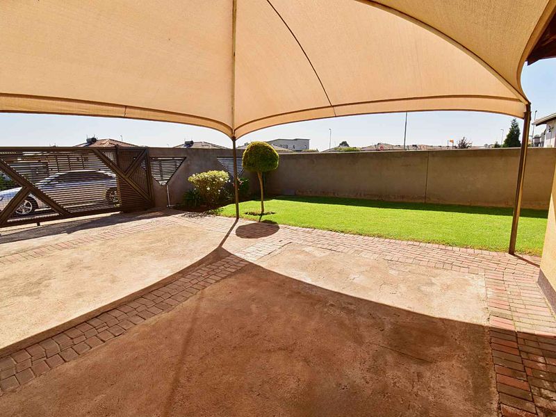 3 Bedroom, 2 Bathroom Home in Klippoortje - Photo 3