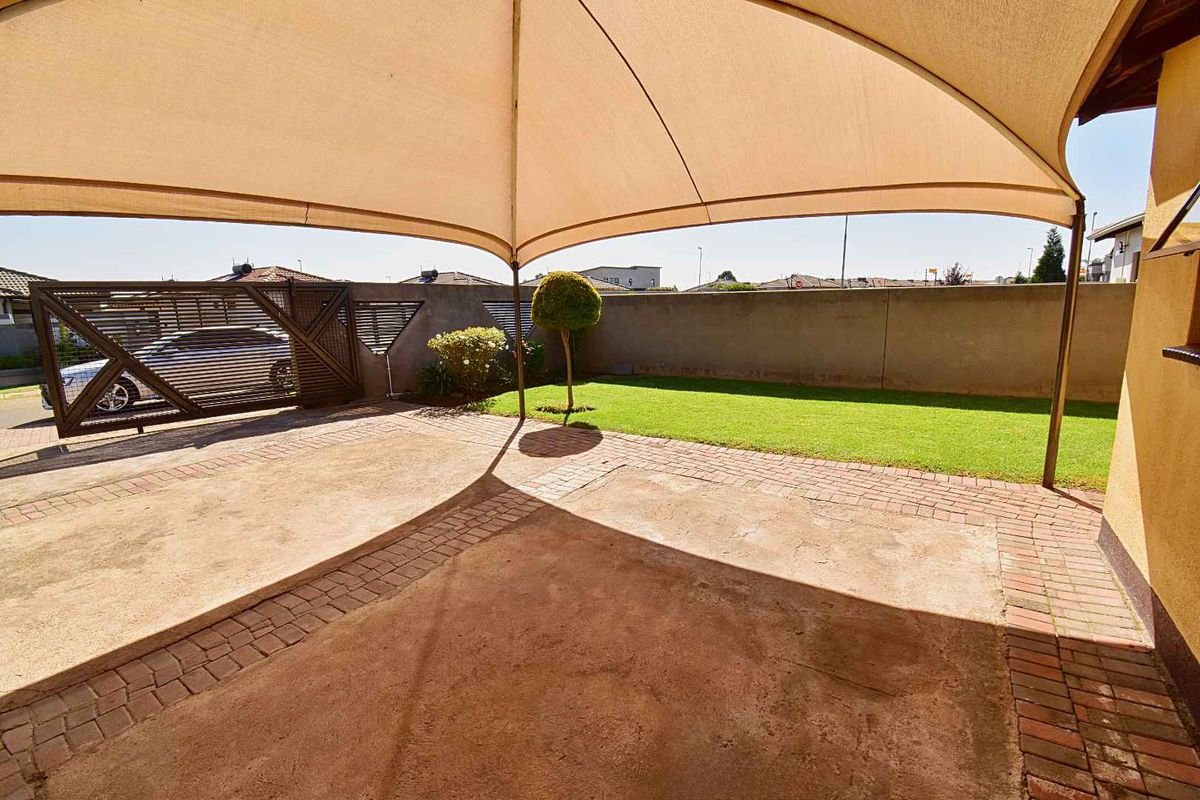 3 Bedroom, 2 Bathroom Home in Klippoortje - Photo 3