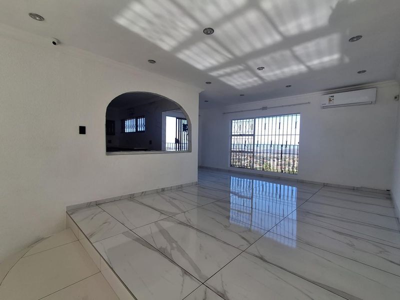 ELEVATED LIVING WITH VIEWS THAT STEAL THE SHOW - Photo 4