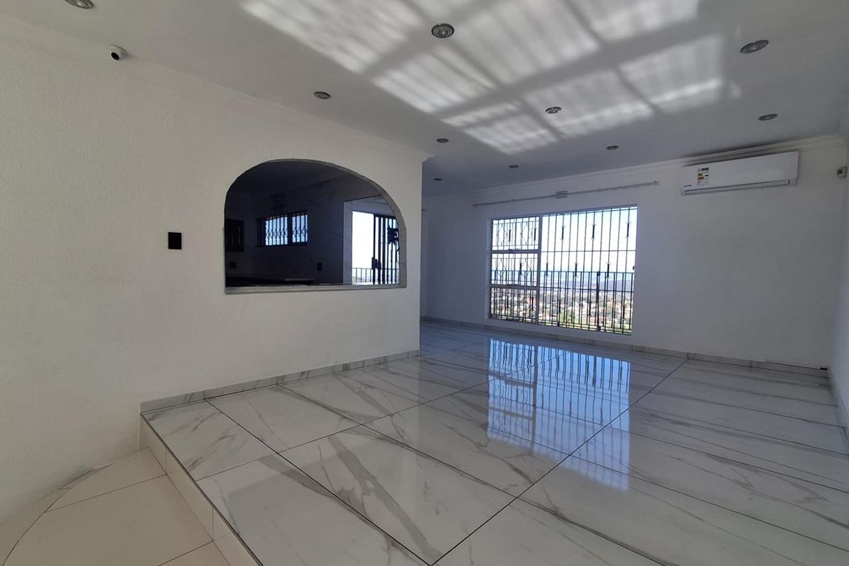 ELEVATED LIVING WITH VIEWS THAT STEAL THE SHOW - Photo 4