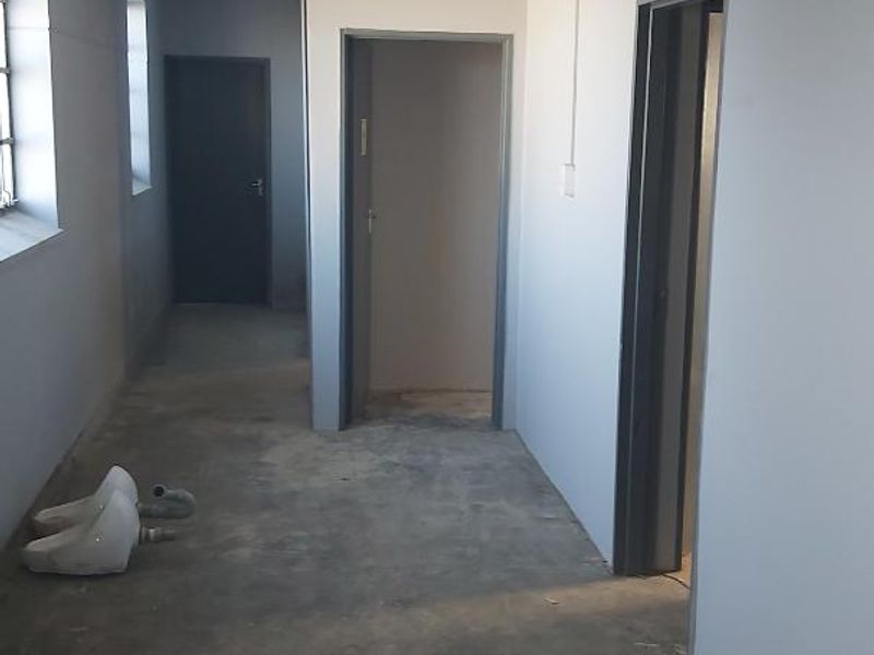 Manufacturing facility to let in North End. - Photo 4