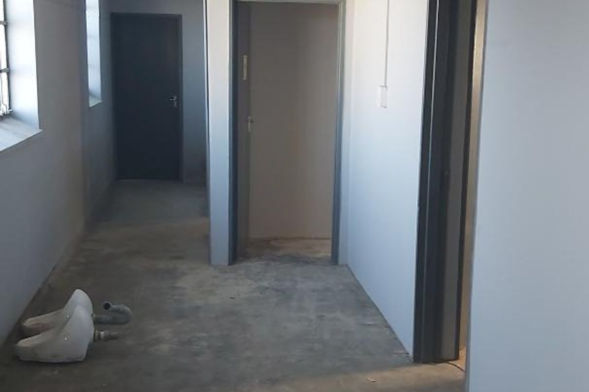 Manufacturing facility to let in North End. - Photo 4