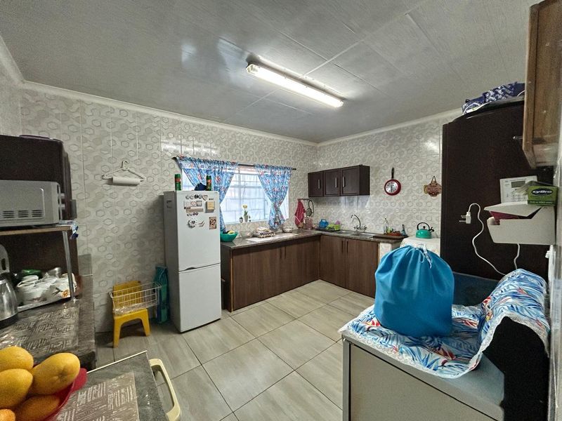 Beautiful Family Home - Photo 3