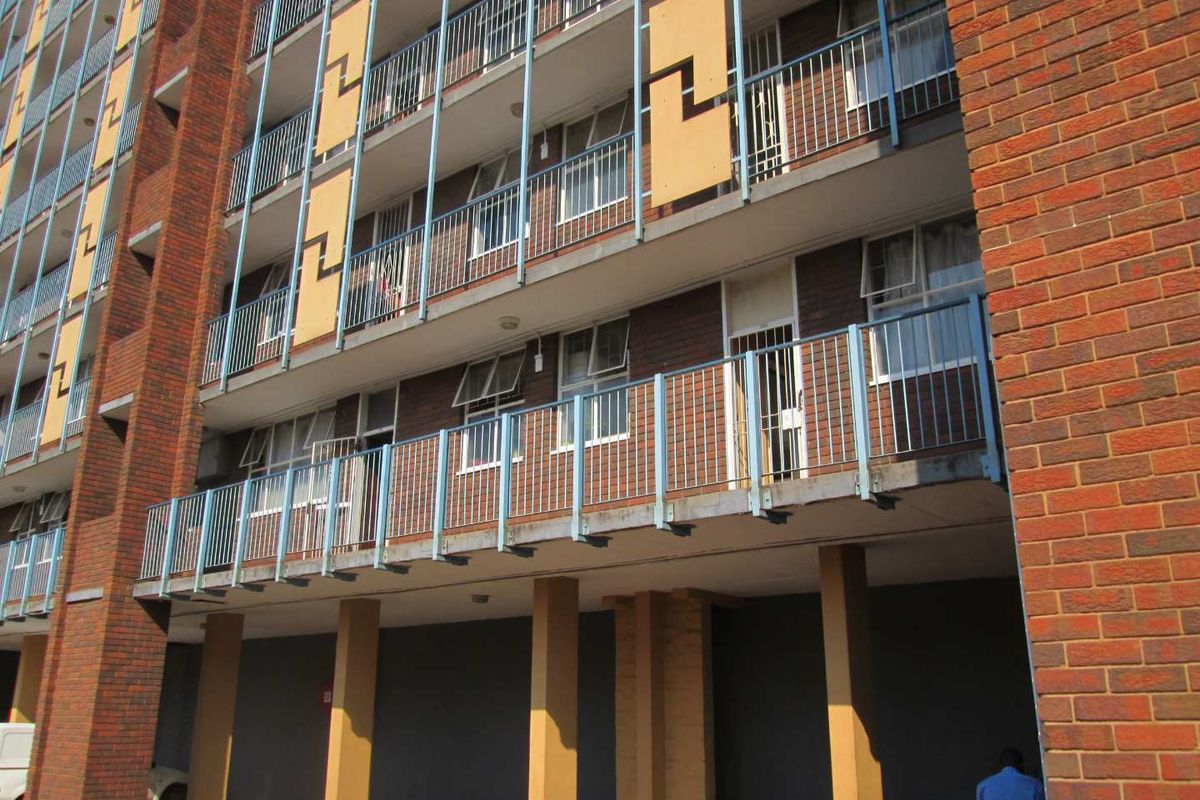 BEAUTIFUL, NEAT AND CLEAN [2] TWO BEDROOMS APARTMENT FOR SALE IN SUNNYSIDE [ JAN F E CELLIERS] - Photo 3