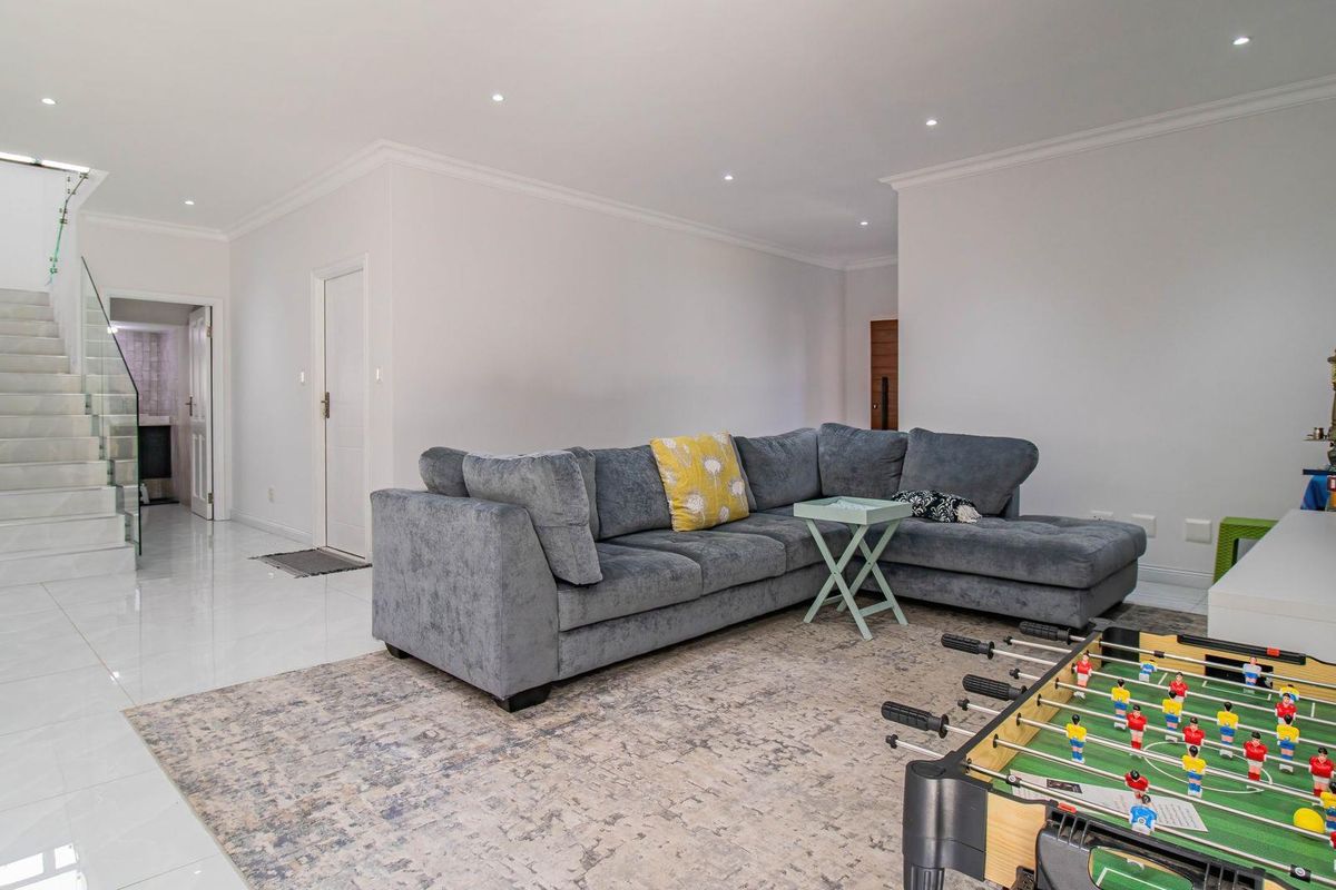 Luxurious 4 Bedroom Family Home in Exclusive Ten Ten Estate, Craigavon - Photo 5