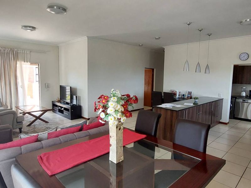 Spacious home in exclusive complex - Photo 2