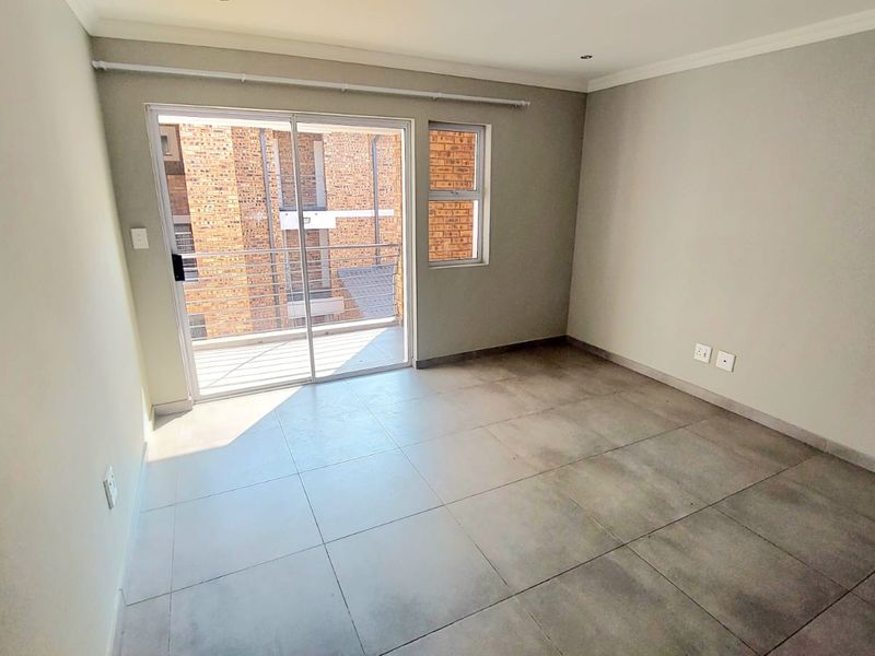 Bright 2-Bedroom Apartment with Open-Plan Living & Extra Storage - Photo 9