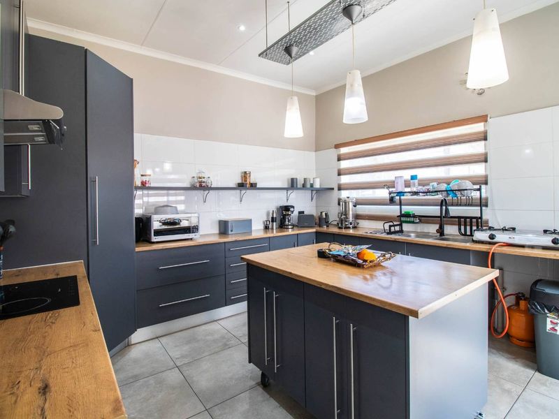 Beautiful 3 Bedroom family home in Western Extention - Photo 10