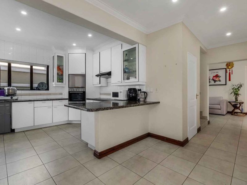 A BRIGHT AND SPACIOUS DOUBLE-STOREY DELIGHT IN A FABULOUS LOCATION - Photo 8