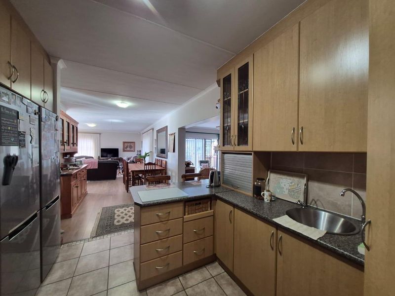 Immaculate and spacious 3-bedroom home, featuring a separate 1-bedroom flatlet for sale in Fraaiuitsig. - Photo 4