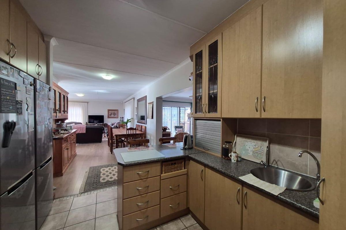 Immaculate and spacious 3-bedroom home, featuring a separate 1-bedroom flatlet for sale in Fraaiuitsig. - Photo 4