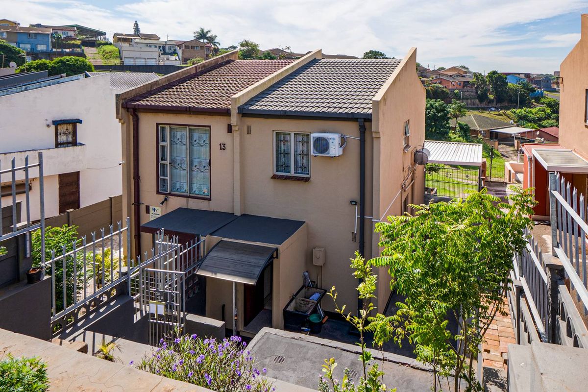 Move-In Ready Duplex in Lotus Park – Space, Security & Smart Living - Photo 2