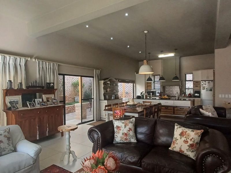 Klein Windhoek - 3 Bedroom Townhouse - CC Reg N$7 750mil - Photo 5