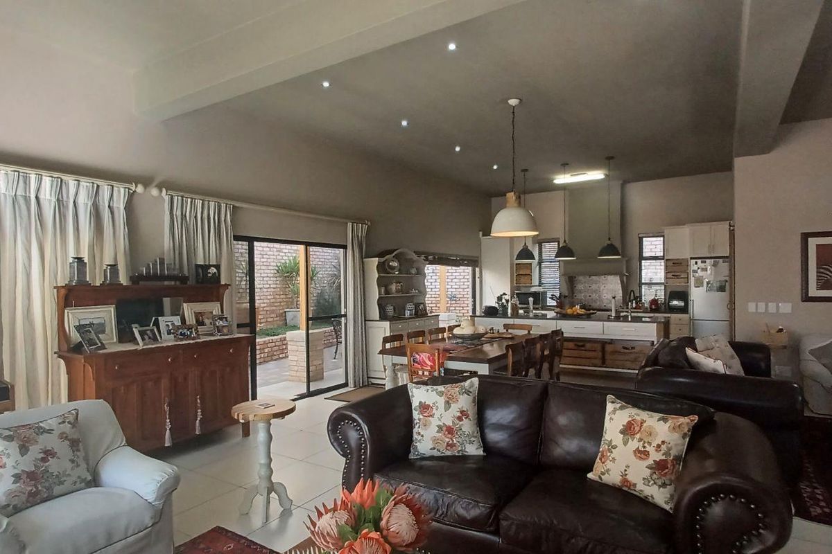 Klein Windhoek - 3 Bedroom Townhouse - CC Reg N$7 750mil - Photo 5