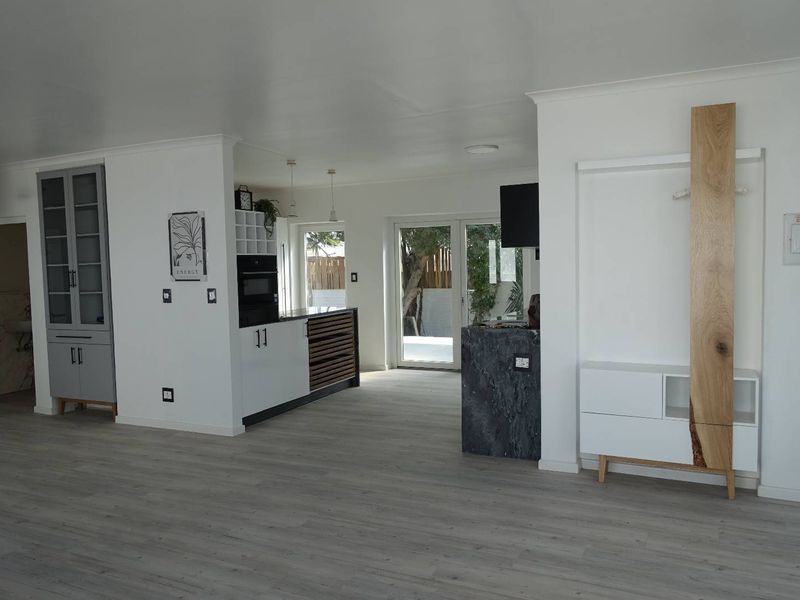 LUXURIOUS RENOVATED HOUSE PLUS COTTAGE ON LARGE ERF - Photo 7