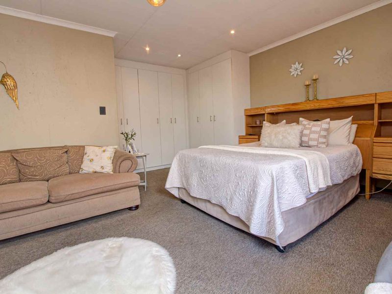 Fit for a King! - Photo 4