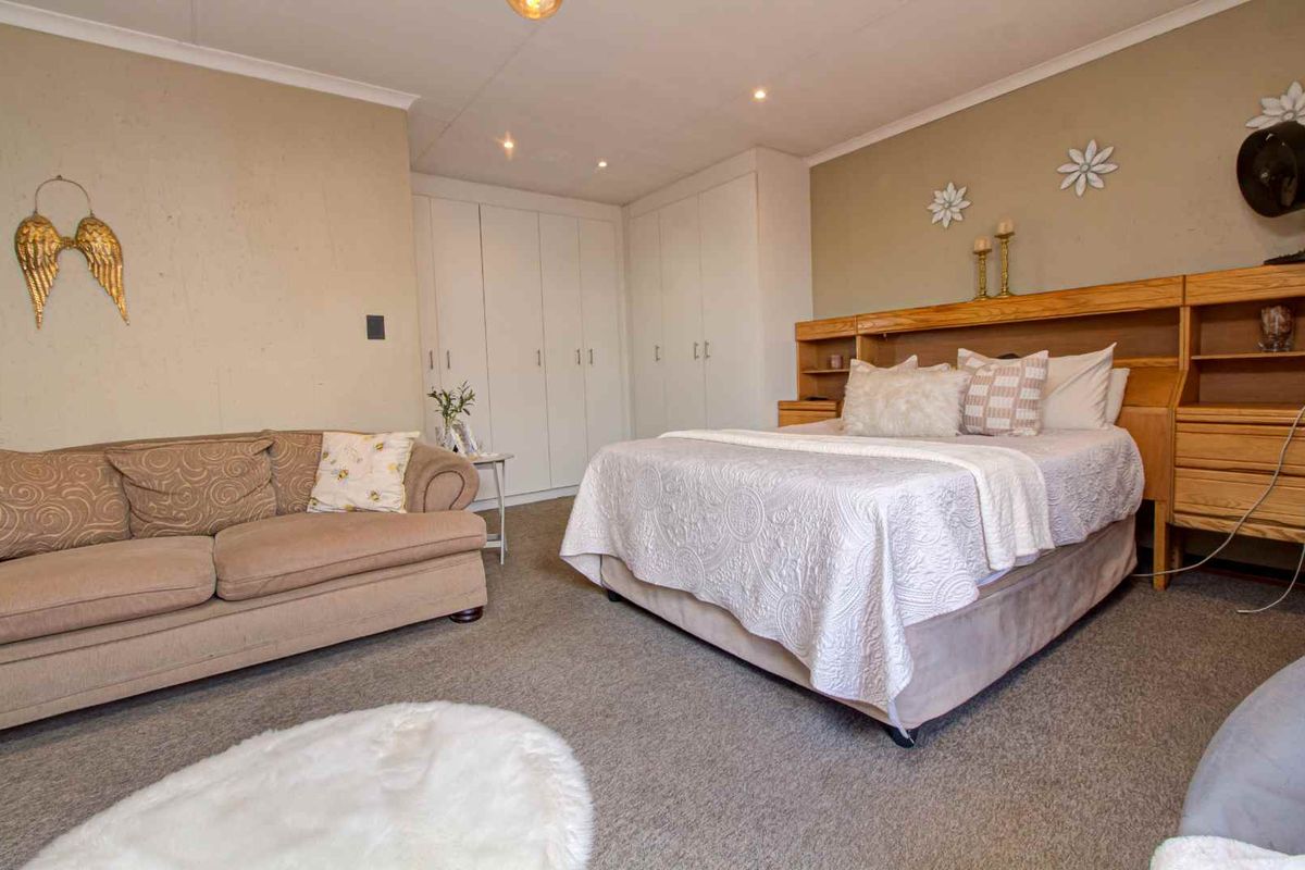 Fit for a King! - Photo 4