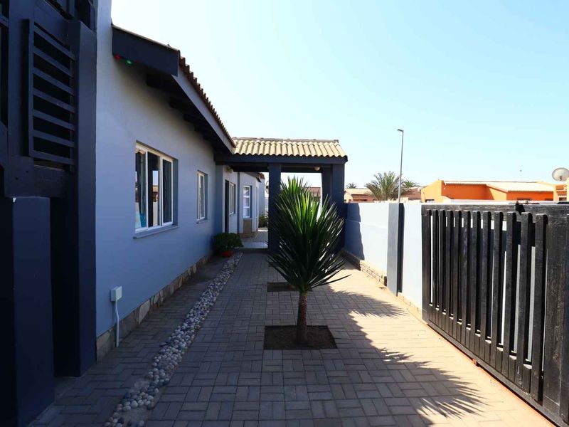 Family House with 3 Flats for Sale, Swakopmund Tamariskia - Photo 9