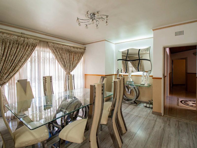 Charming 4-Bedroom Home in a Boomed Area with Sparkling Pool & Modern Kitchen - Photo 10